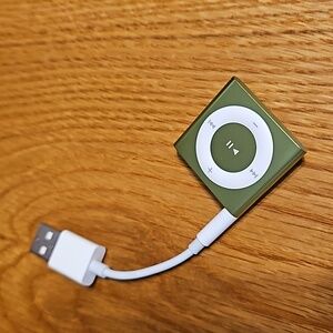 Green iPod Shuffle 4th Gen 2GB